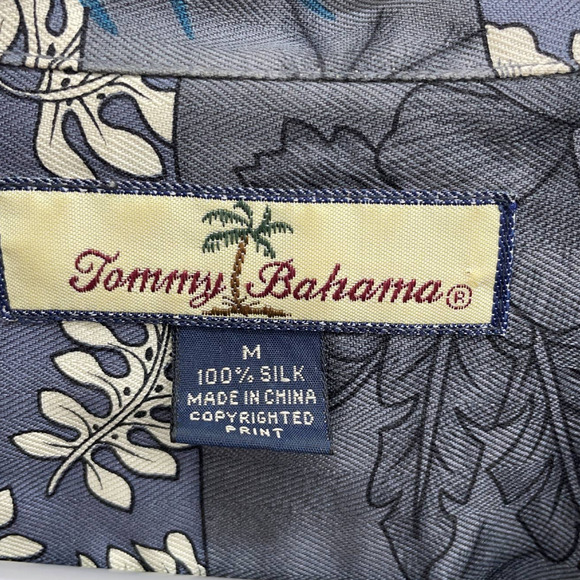 Tommy Bahama 100% Silk Hawaiian Button Down SS Shirt Palm Floral Blues MEDIUM - Picture 3 of 3